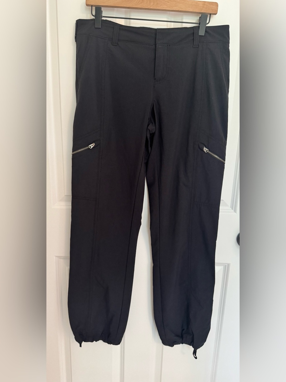 Athleta Black Cargo Hiking Travel Pants Zip Pockets Size 10